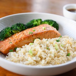 ข้าวกระเทียมแซลมอนย่างโชยุ