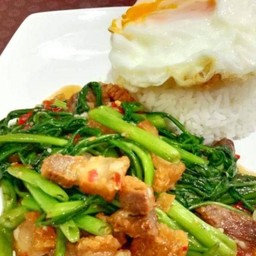 ผักบุ้งหมูกรอบราดข้าว+ไข่ดาว