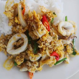 ข้าวปลาหมึกผัดผงกะหรี่
