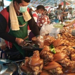 ขาหมูนายเปี๊ยก บางบัวทอง  สาขา1 ตลาดนัดถนนคนเดิน แยกบางพลู บางบัวทอง