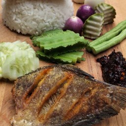 Krow Pla-Salid  | ข้าวปลาสลิดน้ำพริกผักสด