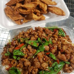 กะเพราหมูสับราดข้าว+หมูยอทอด