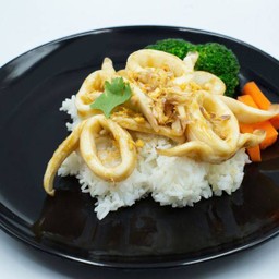 ข้าวปลาหมึกผัดซอสกระเทียม