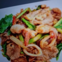 ผัดซีอิ๊วหมูนุ่มซีฟู๊ด