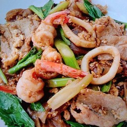 ผัดซีอิ๊วหมูนุ่มซีฟู้ด