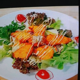 สลัดผักปลาชุปแป้งทอด