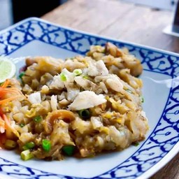 ก๋วยเตี๋ยวคั่วมันปู ( stir fried noodles with oil  crab )