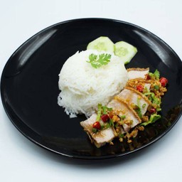 ข้าวหมูกรอบผัดพริกเกลือ