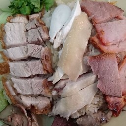 ข้าวมันรวม ไก่+หมูกรอบ+หมูแดง