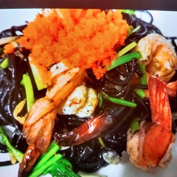 เส้นหมึกดำพริกแห้งกุ้งไข่กุ้ง