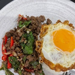 ข้าวผัดกะเพราเนื้อ ไข่ดาว