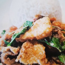 ข้าวผัดกะเพราแซลมอนกรอบ