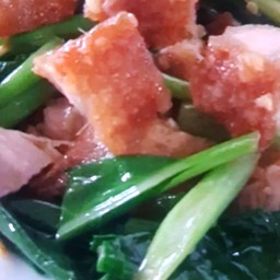 ผัดคะน้าหมูกรอบ