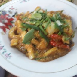 ข้าวผัดผงกะหรี่ลาดข้าวมีกุ้งปลาหมึกรวมมิตร