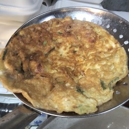 ข้าวไข่เจียวปลาหมึกกรอบ 2 ฟอง