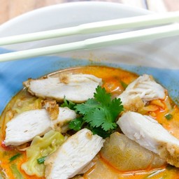 บะหมี่+ไก่ทอด (ต้มยำ)