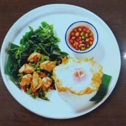 ชุดกระเพาเนื้อปูราดข้าว+ไข่ดาว