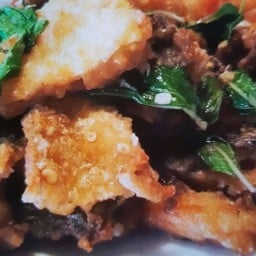 ผัดกะเพราแซลมอนกรอบ