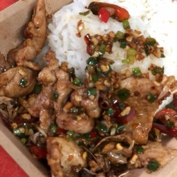 หมูชิ้นผัดพริกเกลือ ราดข้าว