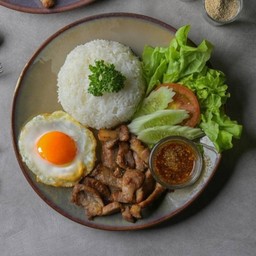 ข้าวหมูย่างแจ่ว ไข่ดาว