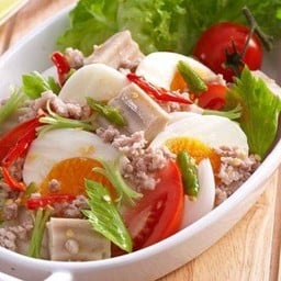 ยำโคตรๆ (ไก่ทอด+หมูยอ+กุนเชียง+ไข่ต้ม)