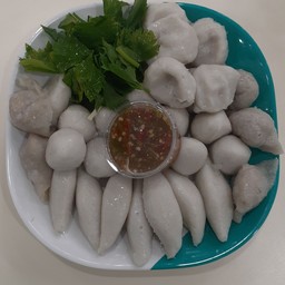 เจ้าอ้วนยำลูกชิ้นปลาเยาวราช