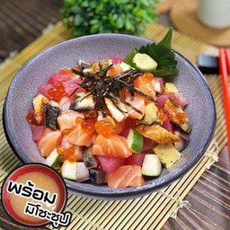 ข้าวหน้าปลาดิบหั่นเต๋ารวม