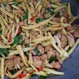 กระเพราไก่หน่อไม้เหลือง (เป็นกับ)