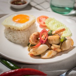 ข้าวกระเพราทะเลไข่ดาว