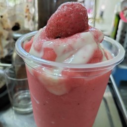 สมูทตี้สตอเบอรี่โยเกิร์ต