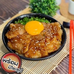 ข้าวหน้าหมูย่างไข่แดง