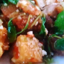 ผัดกะเพราหมูกรอบ