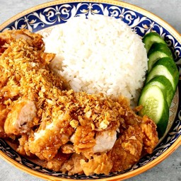 ข้าวไก่ทอดซอสน้ำปลา