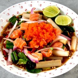 ยำแซลมอน x ไข่กุ้ง