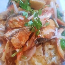 ยำไข่ดาวแซลมอนกรอบ