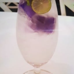 น้ำมะนาวอัญชันเย็น