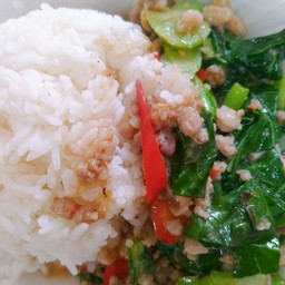 คะน้าหมูสับราดข้าวไข่ดาวหอมๆ