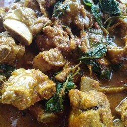 ผัดเผ็ดซี่โครงหมูใบยี่หร่า