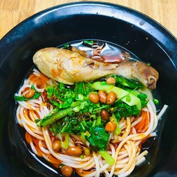 บะหมี่หม่าล่าน่องไก่ติดสะโพก