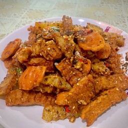 หม่าล่ารวม (ไส้กรอก หมูยอ มันฝรั่ง)麻辣土豆+香肠