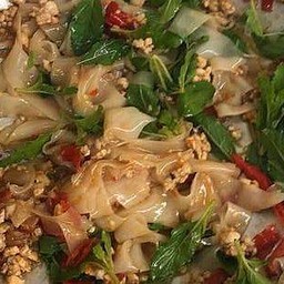 กะเพราเส้นใหญ่ ต้องเบิ้ล