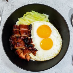 ข้าวหมูแดงไข่ดาว 2 ฟอง (พิเศษหมู)