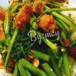 ผักบุ้งหมูกรอบ