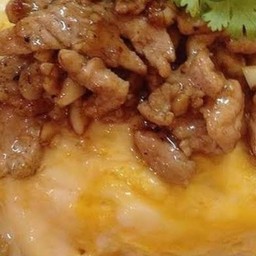 ข้าวไข่ข้นหมูทอดกระเทียม