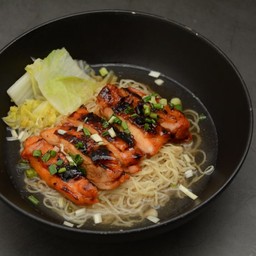 บะหมี่ไก่ย่างถ่าน (น้ำ) พิเศษไก่