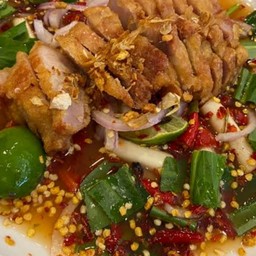 ยำสามชั้นทอด