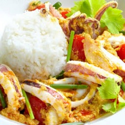 ผัดผงกระหรี่ปลาหมึกราดข้าว