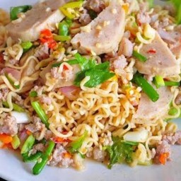 ยำมาม่าหมูสับหมูยอ