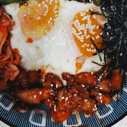 ข้าวหน้าสามชั้นผัดซอสเกาหลีพิเศษไข่ดาว