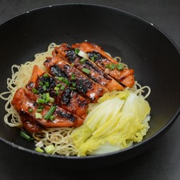 บะหมี่ไก่ย่างถ่าน (แห้ง) พิเศษไก่